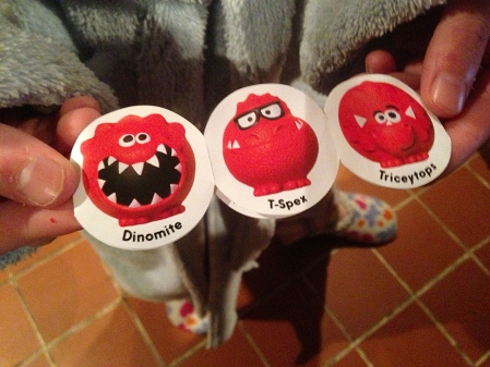 Tochter zeigt mir die Maskottchen des heurigen Red Nose Day.